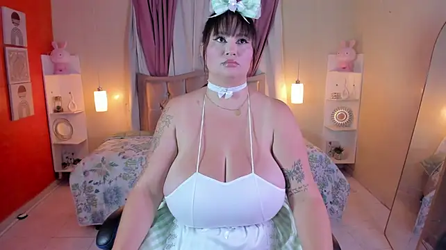 IsabellaHot01 - tits in oil