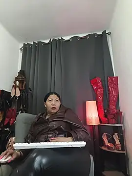 LeizaMagnus - Seduction in leather clothing and boots