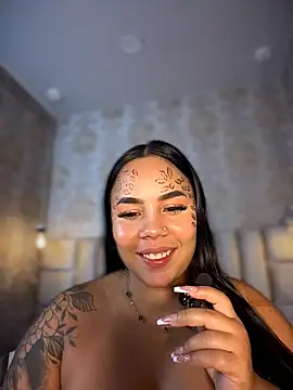 EmilyQueen3x - a cat-like pose for the camera.🥵