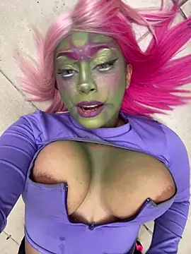 GiaRedd - Flash boobs +spit boobs