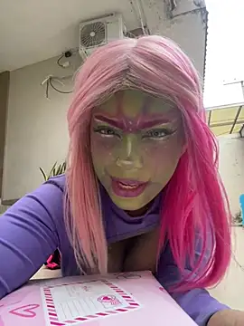 GiaRedd - Flash boobs +spit boobs