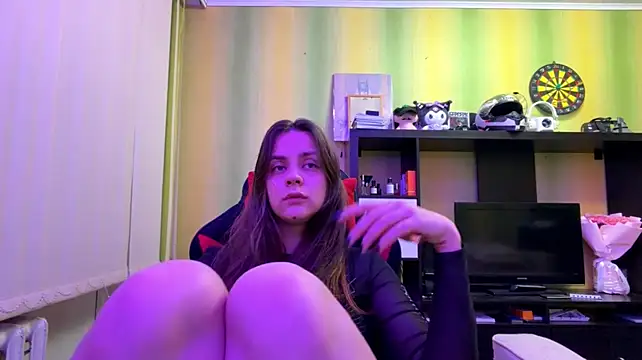 AliceVee - Do you want me to suck finger?