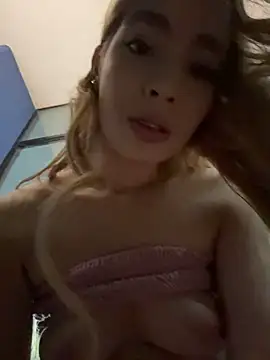Isabella-gaviria - FUCK ME DOGGY STYLE UNDER THE TABLE😈🥵