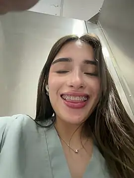 Sweet_Milaa1 - RIDE DILDOO IN THE PUBLIC BATHROOM 😋
