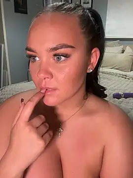 MaddisonWhitex - Boobs Out (3 min)