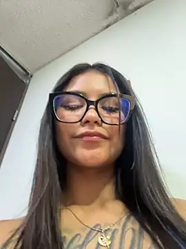 Stefany_44 - Steal a kiss from my friend