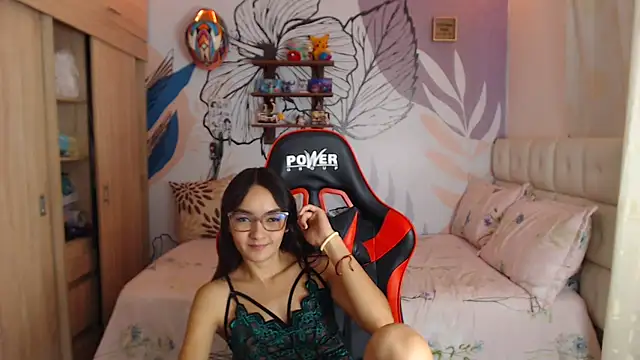 LinzyBaner - Make my pussy get wet for you.