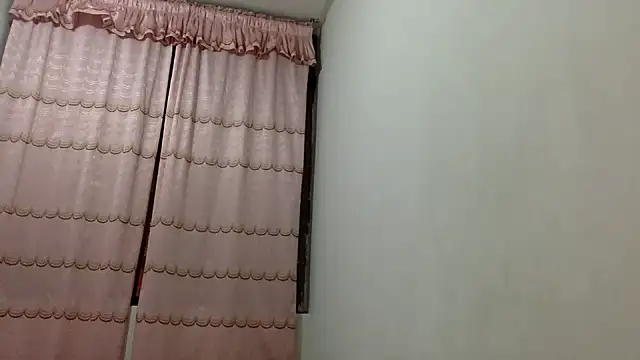 LatinDoll8 - squat on the camera