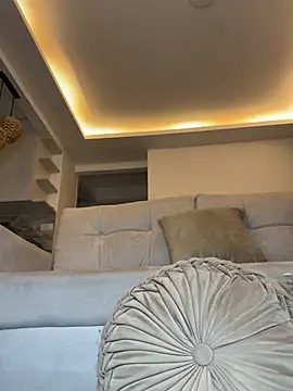 Naiagilss - finger pussy in doggy position