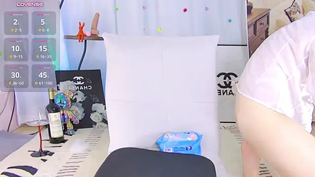 Alice-Love-88 - 挤奶水到假阳具舔3分钟