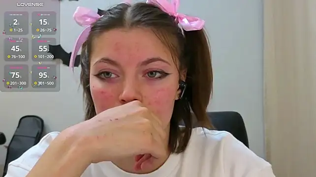 LoriYates - topless and play with nipples