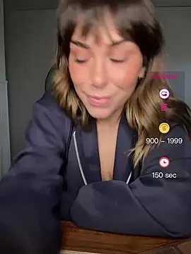MommyGambit - Squat over cam and play (8tk)