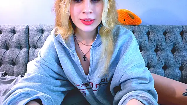 Maxine_gold - 3 fingers in pussy