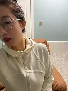 Weiwei103 - 后入姿势脱裤子漏逼逼
