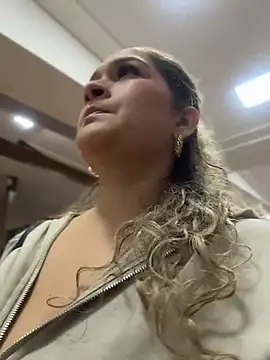 Sara_smiiith211 - Take off my bra in public