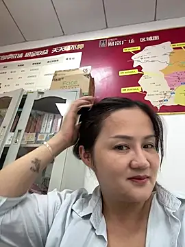 Amy1688 - 户外脱内裤M腿表演