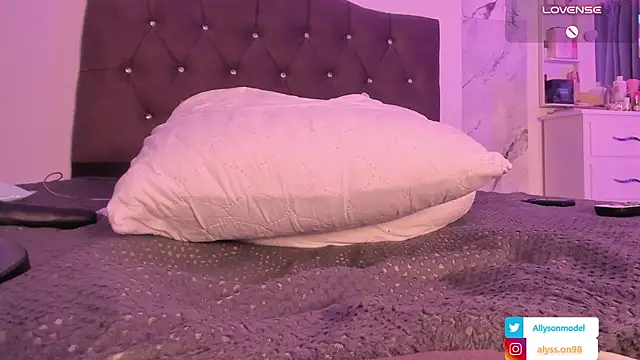 Alysson_18 - Finger in my ass 👿
