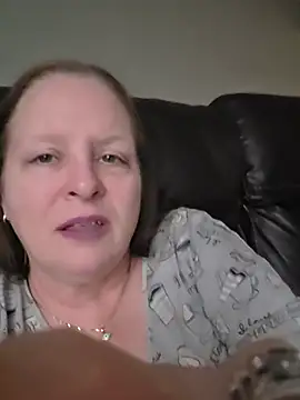 CanadianQueen1973 - Show full boobs