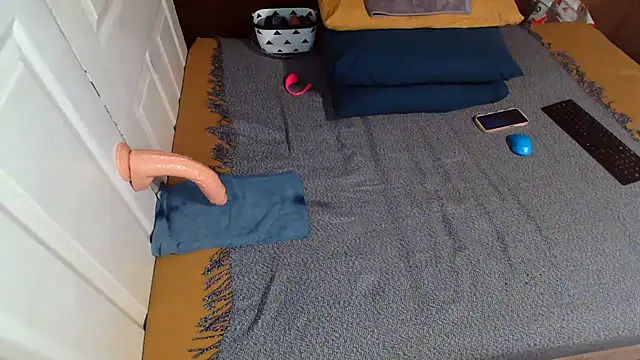 Smoochy- - squat on dildo fuck