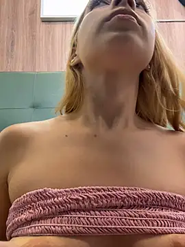 Isabella-gaviria - BIG SQUIRT ON THE TERRACE OF THE MALL
