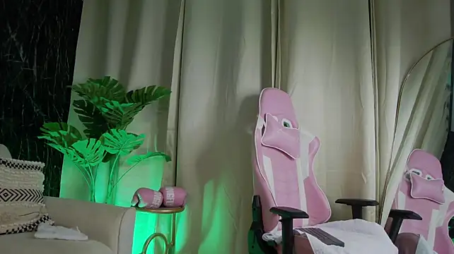 Emily_Foxx01