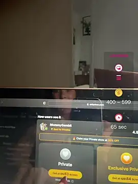 MommyGambit - Squat over cam and play (8tk)