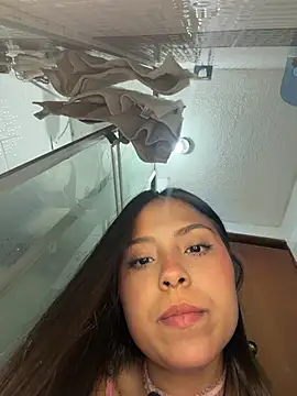 Littlee_Lucy - shows her tits