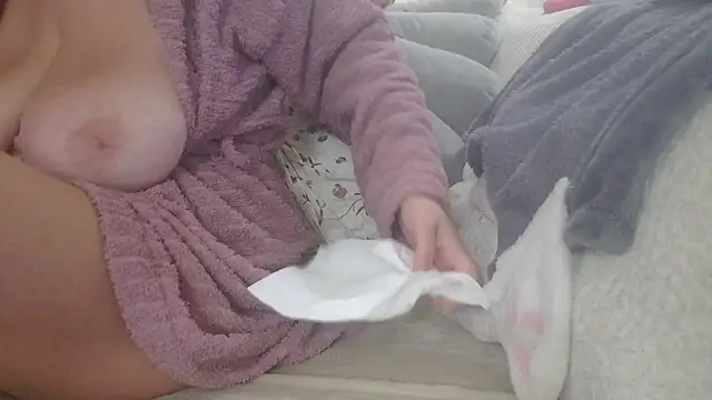 Mad2moi - flash boobs + ass + fessée