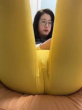 Weiwei103 - 后入姿势脱裤子漏逼逼