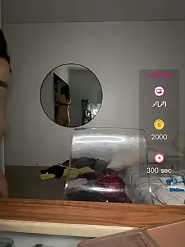 MommyGambit - Squat over cam and play (8tk)