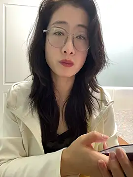Weiwei103 - 后入姿势脱裤子漏逼逼