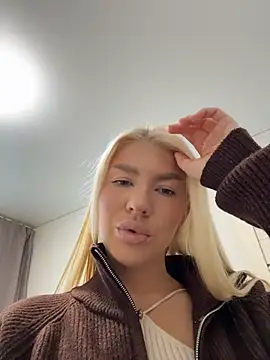 NewLale - Show pussy