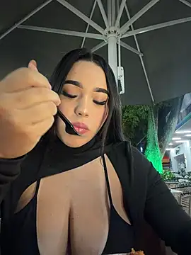 SofiaWildee - Flash boobs