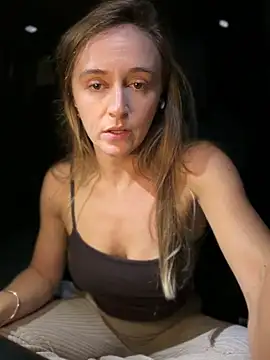 Lunagirl13 - Titties out & lick my nipples 😋🍒😻