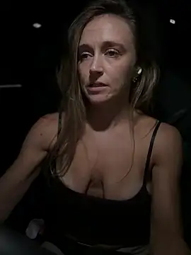 Lunagirl13 - Titties out & lick my nipples 😋🍒😻