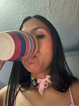 Littlee_Lucy - fingers in vagina