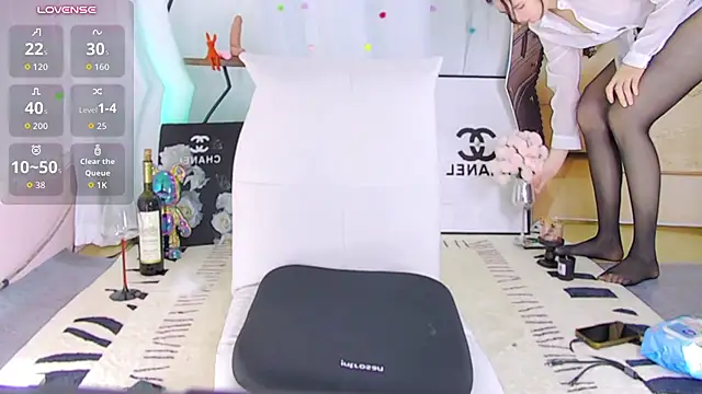 Alice-Love-88 - 挤奶水到假阳具舔3分钟