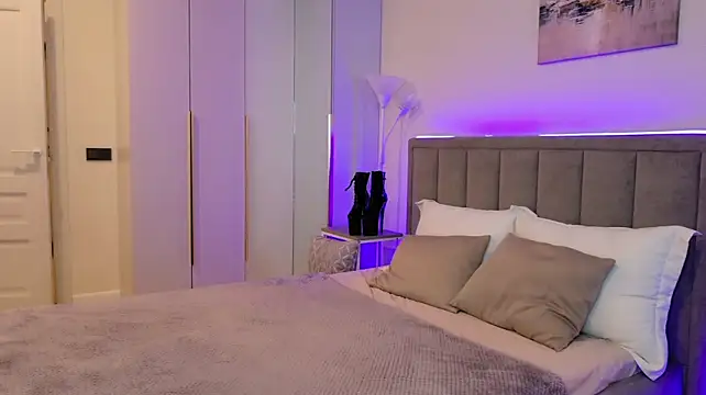 Trophy_x_W1fe - Squats naked close to cam