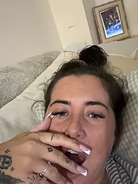 Poisonivyxoxx - Boobs out and rub 👀