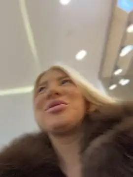 NewLale - Spread pussy lips 💋