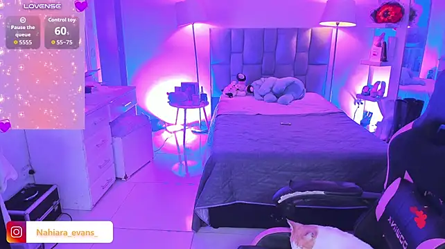 NahiaraEvans_ - show ass