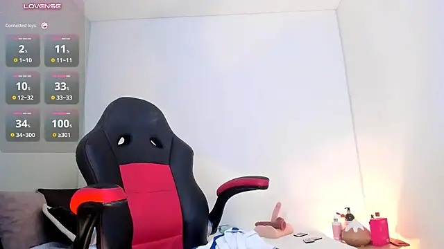 Ema_wright - show asshole and plug anal