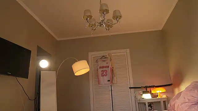 Dolly_Di - Hot booty shake time