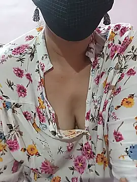 Honey_Babe06 - Change bra in public