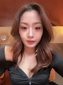 Yomi009 - ☕️网红咖啡馆露出对街马路展露双乳
