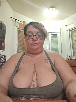 Diosacurvy1984 - Desnuda y cremita tetas
