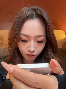 Yomi009 - ☕️网红咖啡馆露出对街马路展露双乳