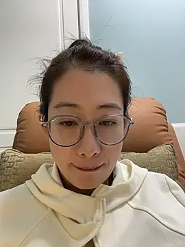 Weiwei103 - 后入姿势脱裤子漏逼逼