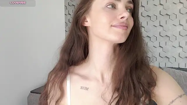 AliciaMellow - twist the nipples close to the camera