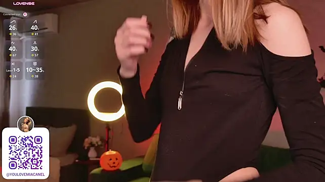 MiaKomoi - play with my lil tits
